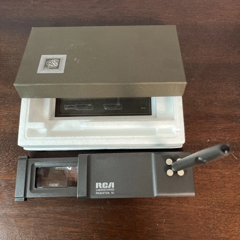 Vtg RCA Laboratories Pen w/Stand & Built in Pull out Magnifying Glass New in Box